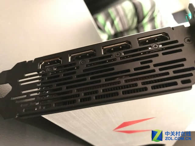 AMD VEGA游戏旗舰卡双版真身曝光