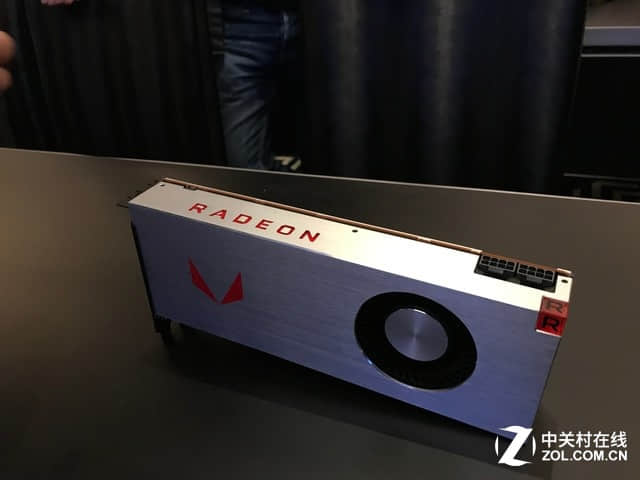 AMD VEGA游戏旗舰卡双版真身曝光