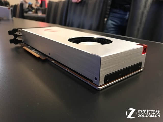 AMD VEGA游戏旗舰卡双版真身曝光