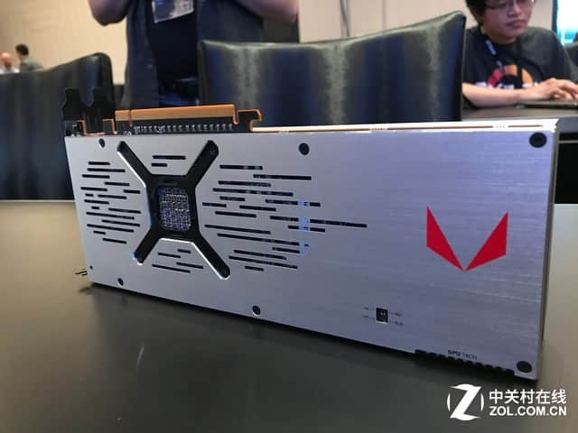 AMD VEGA游戏旗舰卡双版真身曝光