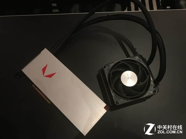 AMD VEGA游戏旗舰卡双版真身曝光