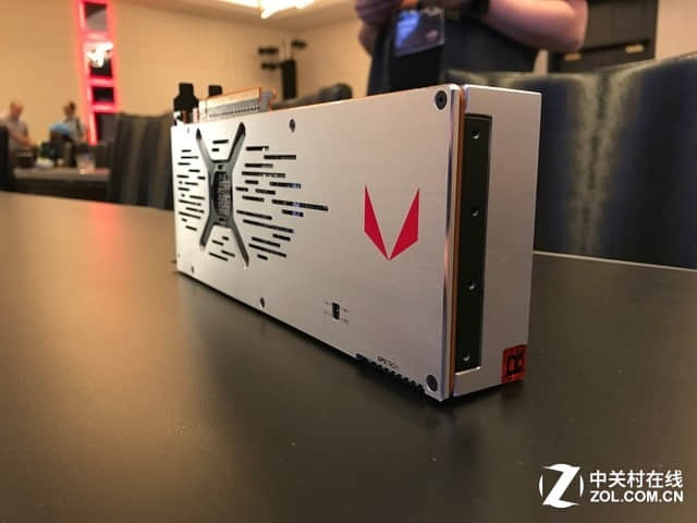 AMD VEGA游戏旗舰卡双版真身曝光
