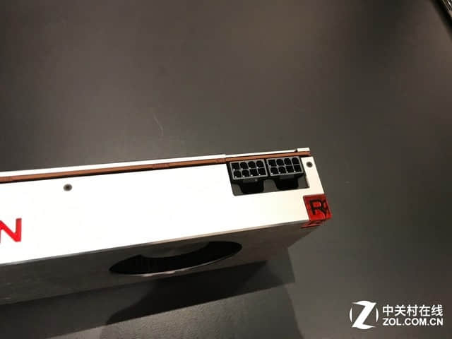 AMD VEGA游戏旗舰卡双版真身曝光